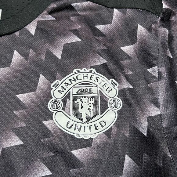 Manchester United 2017 Adidas Jersey - Picture 3 of 8